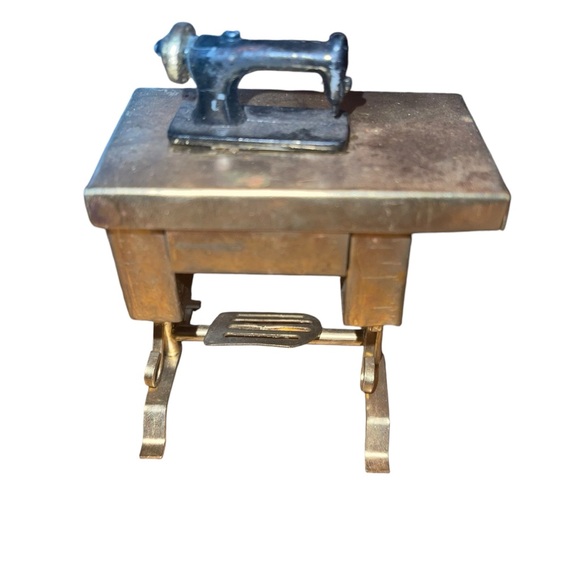 Vintage 1:12th Scale Dollhouse Miniature Metal Treadle Sewing Machine - Picture 4 of 7